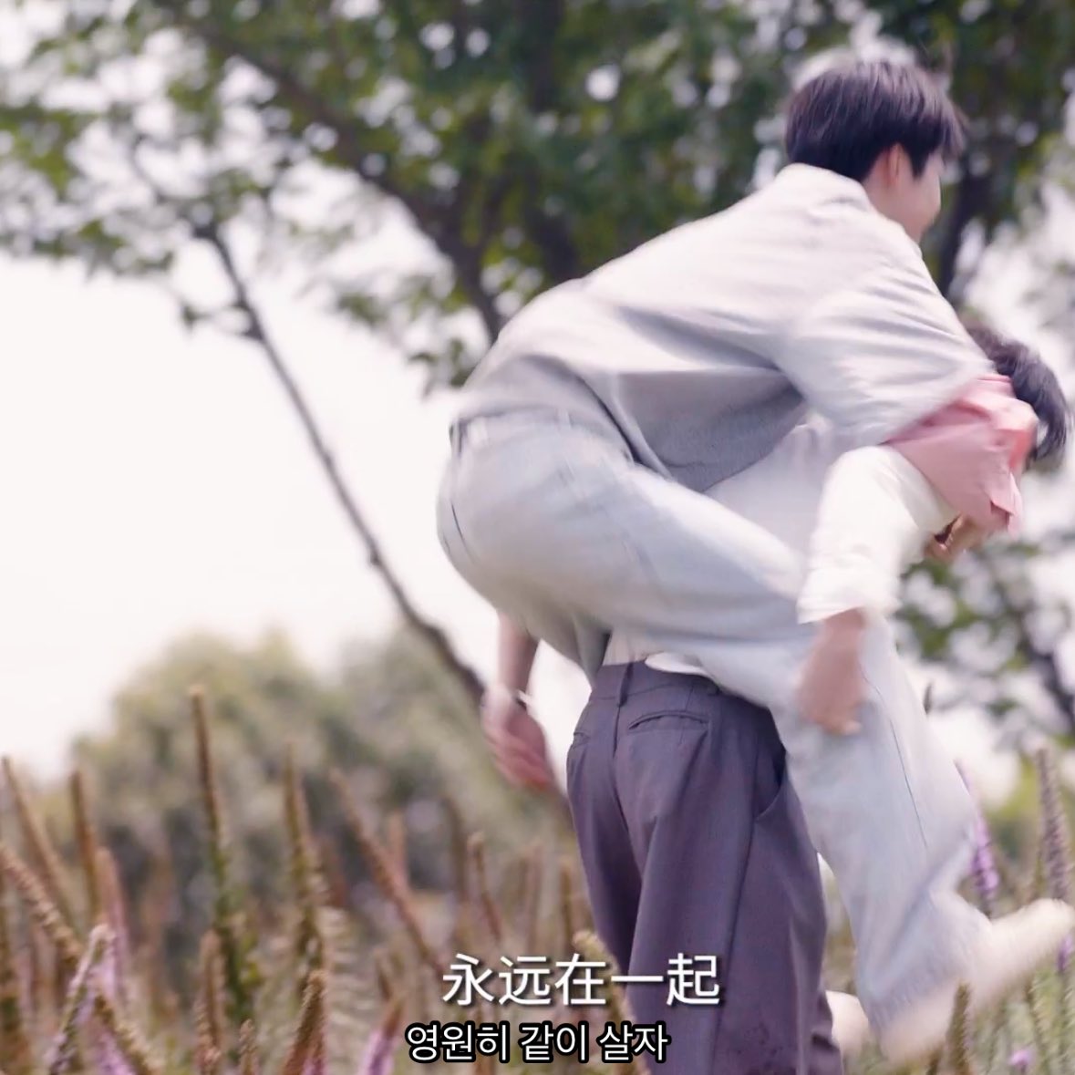 fpdlvjd99's tweet photo. 종영날 올려준 웨이보에 각자 마지막 대사 변형해서 넣은거 어케받아들여야됨

🌙 영원히 같이 살자 -> 영원히기억될여름
⚡️ 같이 잘 살자 -> 같이 잘 살아가요 ~

레전드 럽이보같다
존뇌 순애통온다
얘들아평생행복해라。。。 https://t.co/C612RjPMzW