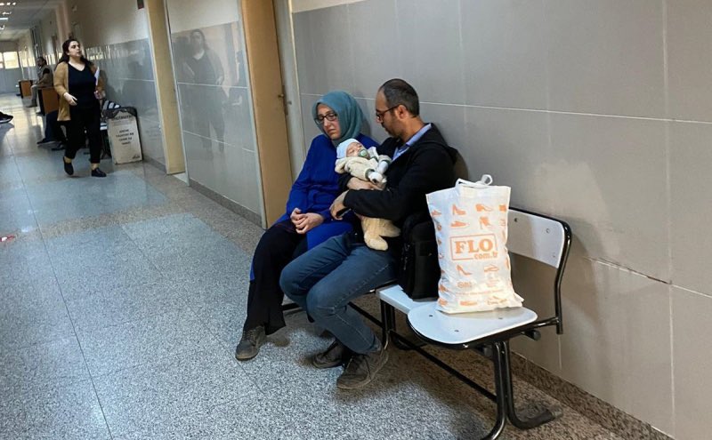 ASUDEKDN's tweet photo. Hilal Keser ve iki aylık bebeği cezaevine gönderildi.

Veyl olsun! Bu zulme rıza gösterenlere, masum bir sabinin feryadına kulak tıkayanlara, merhameti kalbinden söküp atarak bu karanlığa sebep olanlara ve adalet maskesi altında zulüm yayanlara, iki cihanda da veyl olsun! https://t.co/G577ZUDT41