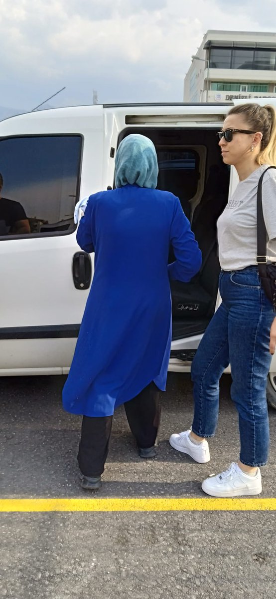 ASUDEKDN's tweet photo. Hilal Keser ve iki aylık bebeği cezaevine gönderildi.

Veyl olsun! Bu zulme rıza gösterenlere, masum bir sabinin feryadına kulak tıkayanlara, merhameti kalbinden söküp atarak bu karanlığa sebep olanlara ve adalet maskesi altında zulüm yayanlara, iki cihanda da veyl olsun! https://t.co/G577ZUDT41