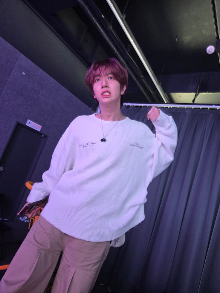 IconicWonjin's tweet photo. kenalan gak? tonjok nih, sa ya preman disini https://t.co/G6opaIE6kD