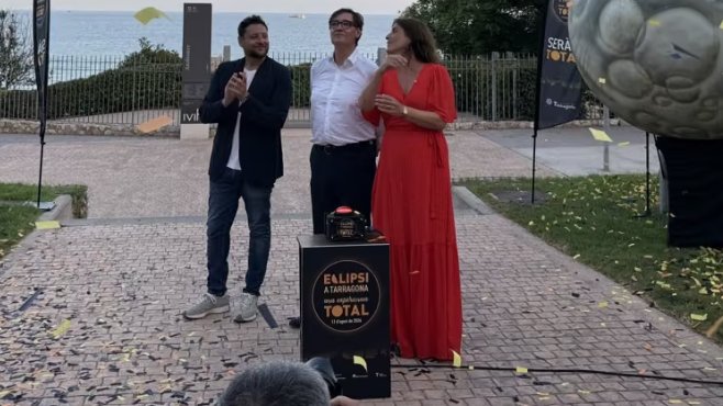 M_Manubens's tweet photo. QUEDA INAUGURADO ESTE ECLIPSE
EL SOL ENS MIRA.

ES POT SER MÉS IDIOTA? https://t.co/DfXMlzpG4J