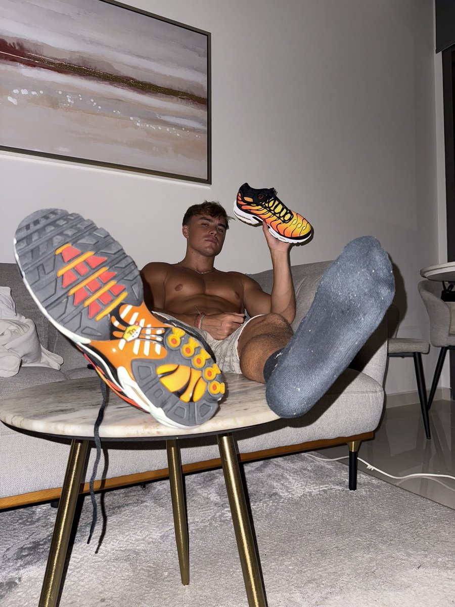MasterChadFan's tweet photo. Which socks would you rather worship

@masterchad17 looks amazing in both… but be honest.

🧦Smelly white 
🧦Sweaty black 

Vote below and drop a comment telling me exactly why.

#blacksocks #whitesocks #Findom #masterchad https://t.co/1oIVgpoPv5