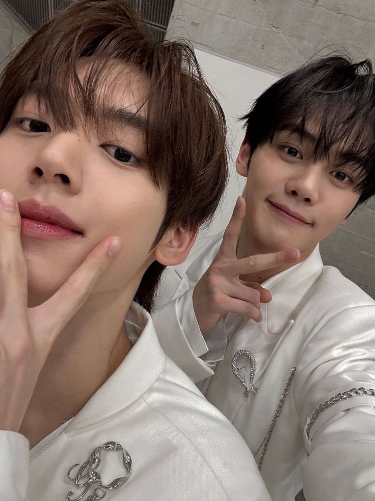 Kkongdakz2's tweet photo. As soon as yj was on top of gy hyung's dick and started rubbing up and down,gy  hyung struggled hard to restrain himself from cumming into yujin's uterus .but gy couldn't resist it and kept thrusting continuously and continuously https://t.co/OGICGREkTn