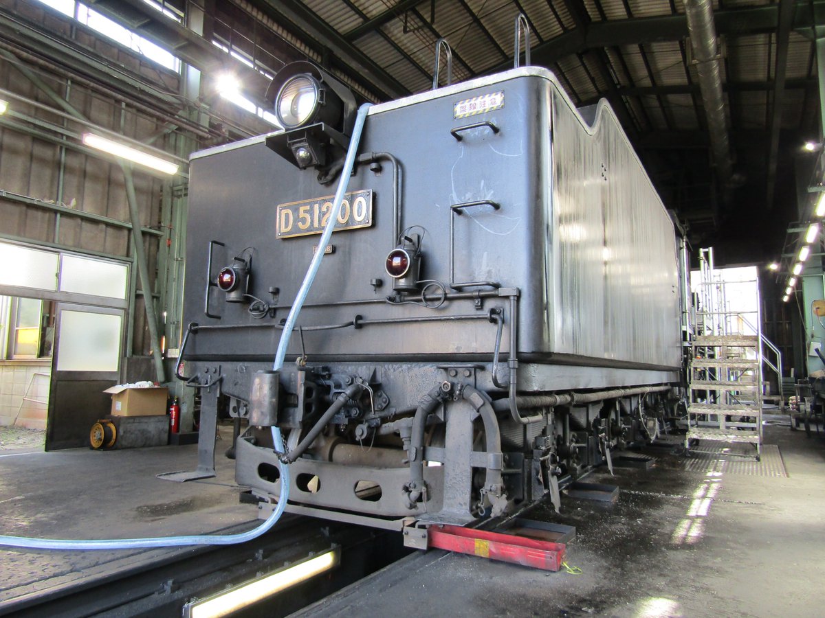 Ogori_Bunka's tweet photo. C571復帰に伴い、#D51200 の運行は今月末までです。
「SLが走れないことで、悲しむ人を見たくない」と今この時間も猛暑の中、SLダイヤを守るため整備・保線の現場に立つ人がいます。
彼らの奮闘により、D51からC57へ #SLやまぐち号 のバトンが無事に渡されることを願うばかりです。 https://t.co/pvXtP0QwdK