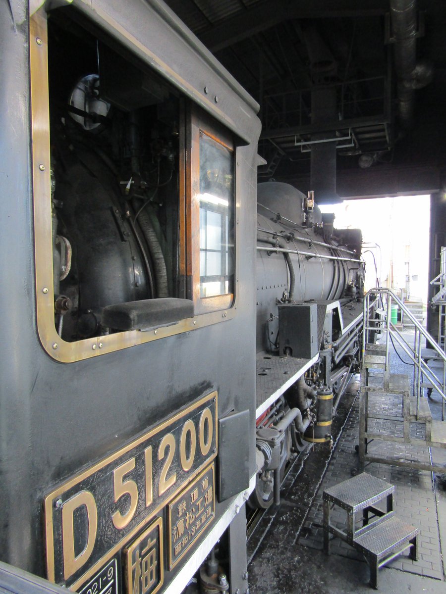 Ogori_Bunka's tweet photo. C571復帰に伴い、#D51200 の運行は今月末までです。
「SLが走れないことで、悲しむ人を見たくない」と今この時間も猛暑の中、SLダイヤを守るため整備・保線の現場に立つ人がいます。
彼らの奮闘により、D51からC57へ #SLやまぐち号 のバトンが無事に渡されることを願うばかりです。 https://t.co/pvXtP0QwdK