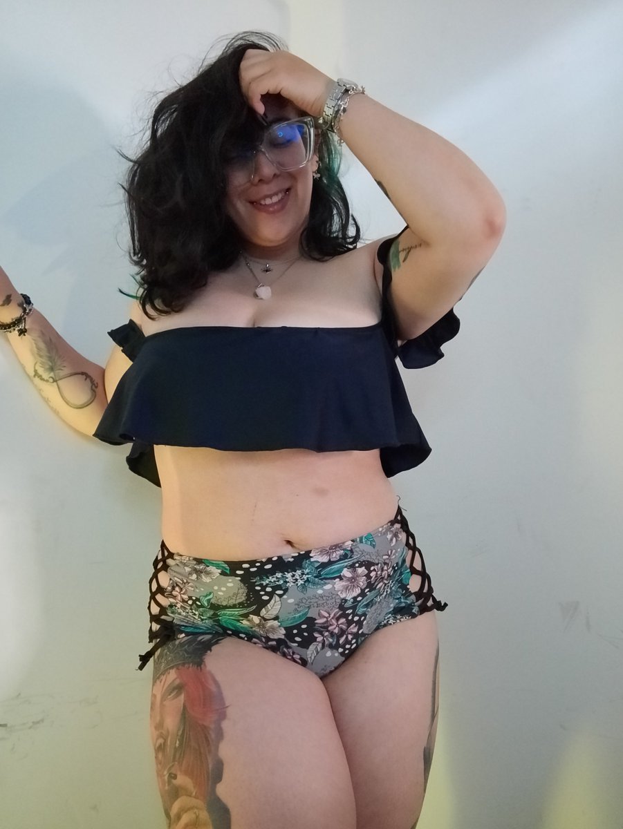 ama_ryllisv's tweet photo. Los #miercolesdebikini son más calientes con buenas compañías... O en la playa 

Es una hipotenusa jajaja solo en @amateur_tv nos vemos! https://t.co/hZfpzhOvQd