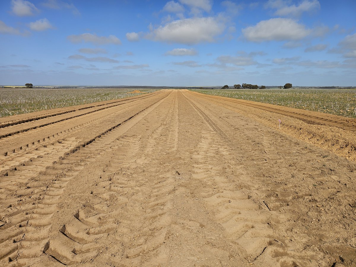 Aaron_Robinson7's tweet photo. Interesting morning watching a road stabiliser tackle some conglomerate gravel country. Slow but instant transformation. https://t.co/wz8DHQqfus