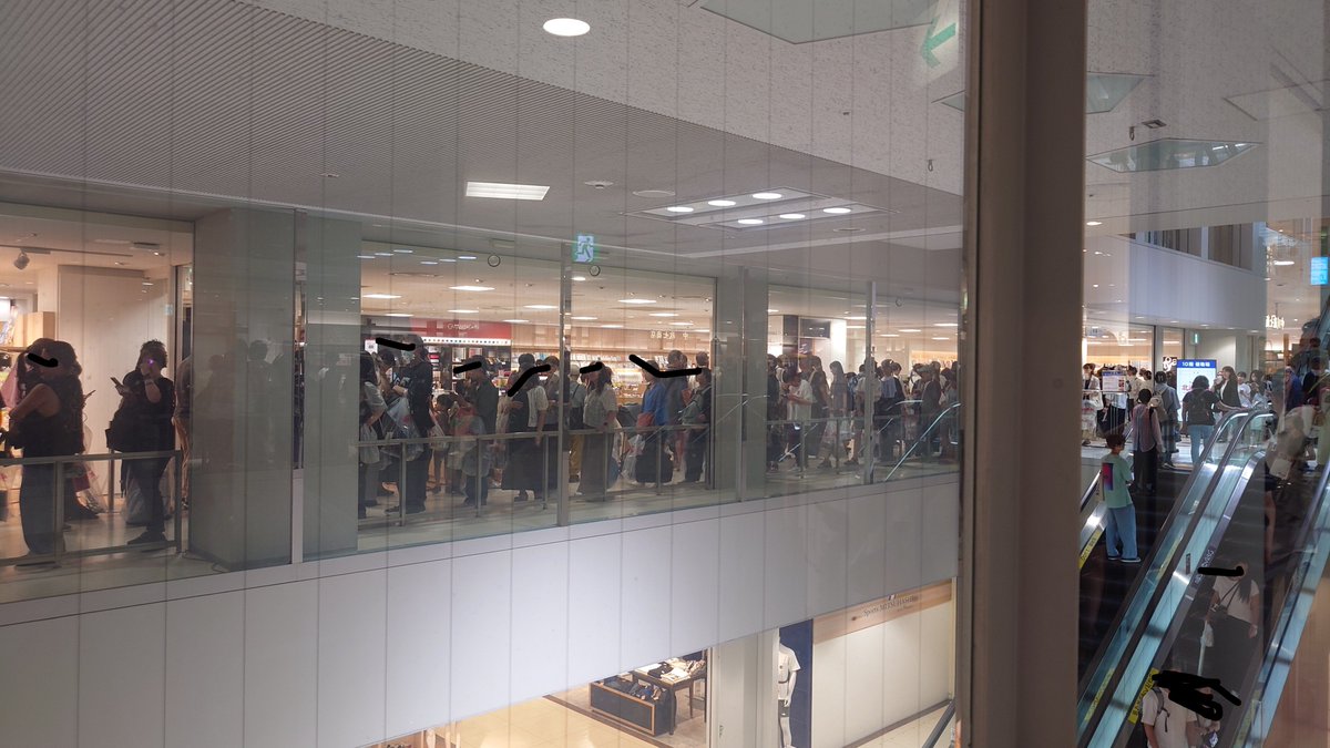 radioman4649's tweet photo. 会計待ちの列、4時間確定！
こんなの初めて！

我らの列 https://t.co/4q2nyUjpcx