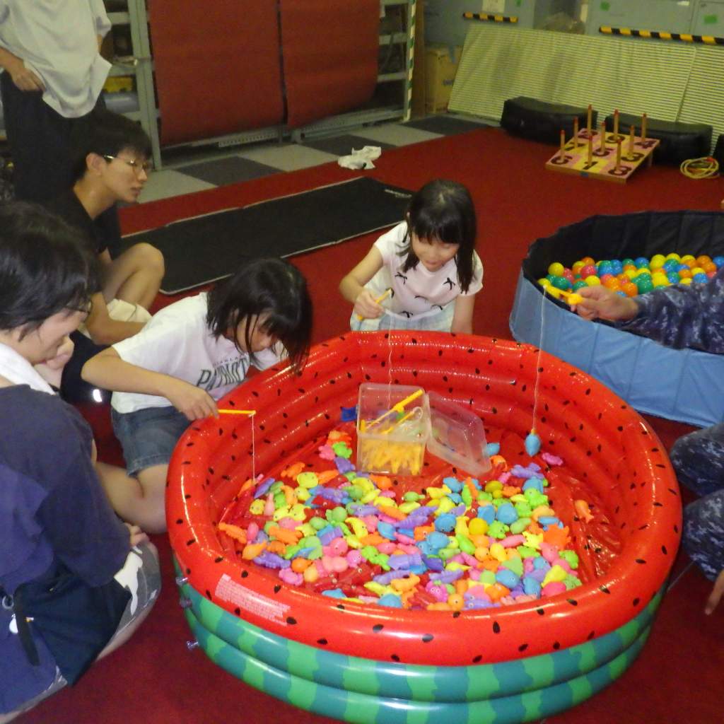 jmsdf_srh's tweet photo. 【#入浴支援】
昨日１１日から、八代港において掃海母艦「うらが」が各種支援活動を開始しました。艦内で「浜の湯」を運営、給水支援も実施中です。
岸壁では横須賀入浴支援隊が新たに加わり、佐世保入浴支援隊の「西海の湯」と共に「よこすかの湯」を運営中です。
#被災者のために #海上自衛隊 https://t.co/gd2GqstuPp