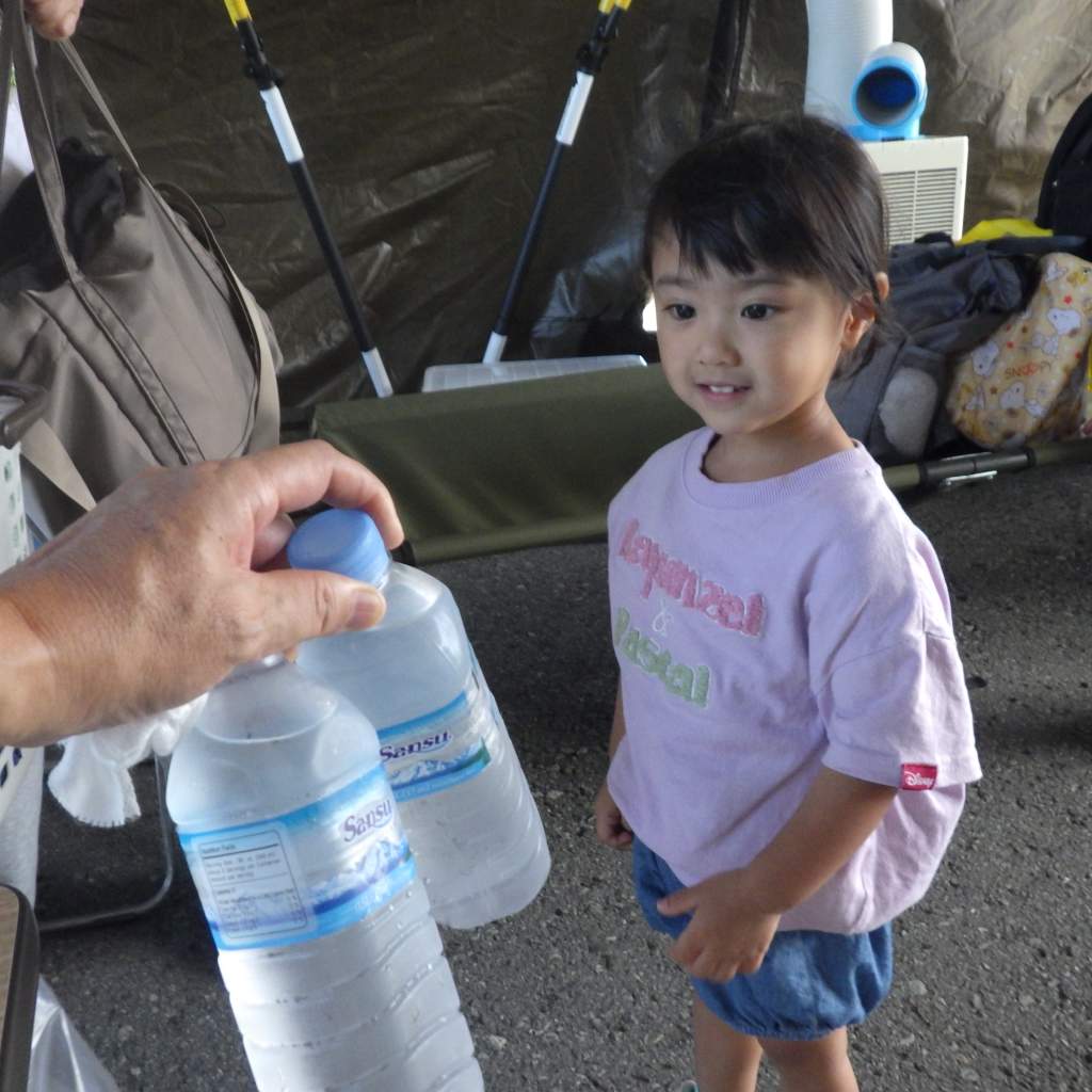 jmsdf_srh's tweet photo. 【#入浴支援】
昨日１１日から、八代港において掃海母艦「うらが」が各種支援活動を開始しました。艦内で「浜の湯」を運営、給水支援も実施中です。
岸壁では横須賀入浴支援隊が新たに加わり、佐世保入浴支援隊の「西海の湯」と共に「よこすかの湯」を運営中です。
#被災者のために #海上自衛隊 https://t.co/gd2GqstuPp