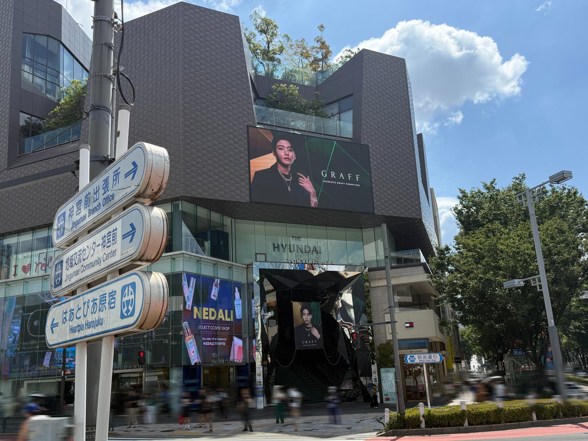sogohodopopeye's tweet photo. 東急プラザ表参道「オモカド」にBTSの #ジョングク さんを起用したジュエリーブランドのGRAFFの広告が掲出されています💎
使用媒体はバナーとエントランス上部ビジョンだけですが、鏡面の輝きがラグジュアリーな世界観とマッチしていて、ラッピングせずとも媒体の素材そのものを生かしています✨ https://t.co/7hpSdnMAV8