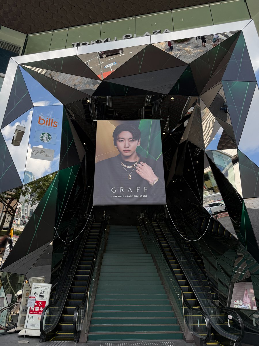 sogohodopopeye's tweet photo. 東急プラザ表参道「オモカド」にBTSの #ジョングク さんを起用したジュエリーブランドのGRAFFの広告が掲出されています💎
使用媒体はバナーとエントランス上部ビジョンだけですが、鏡面の輝きがラグジュアリーな世界観とマッチしていて、ラッピングせずとも媒体の素材そのものを生かしています✨ https://t.co/7hpSdnMAV8