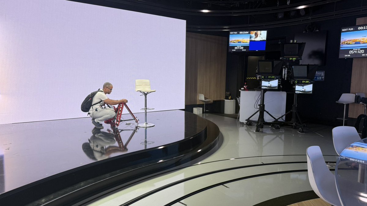 LeopoldAudebert's tweet photo. Quand on transforme, à l’aube, le studio de BFM Première en "QG de l’éclipse solaire" ! 💫🚀🌠 

Jusqu’à 9h en direct, ensemble sur @BFMTV, pour une journée historique.

Partout sur le terrain, et avec les meilleurs experts en plateau ! https://t.co/Kxev3syIH7