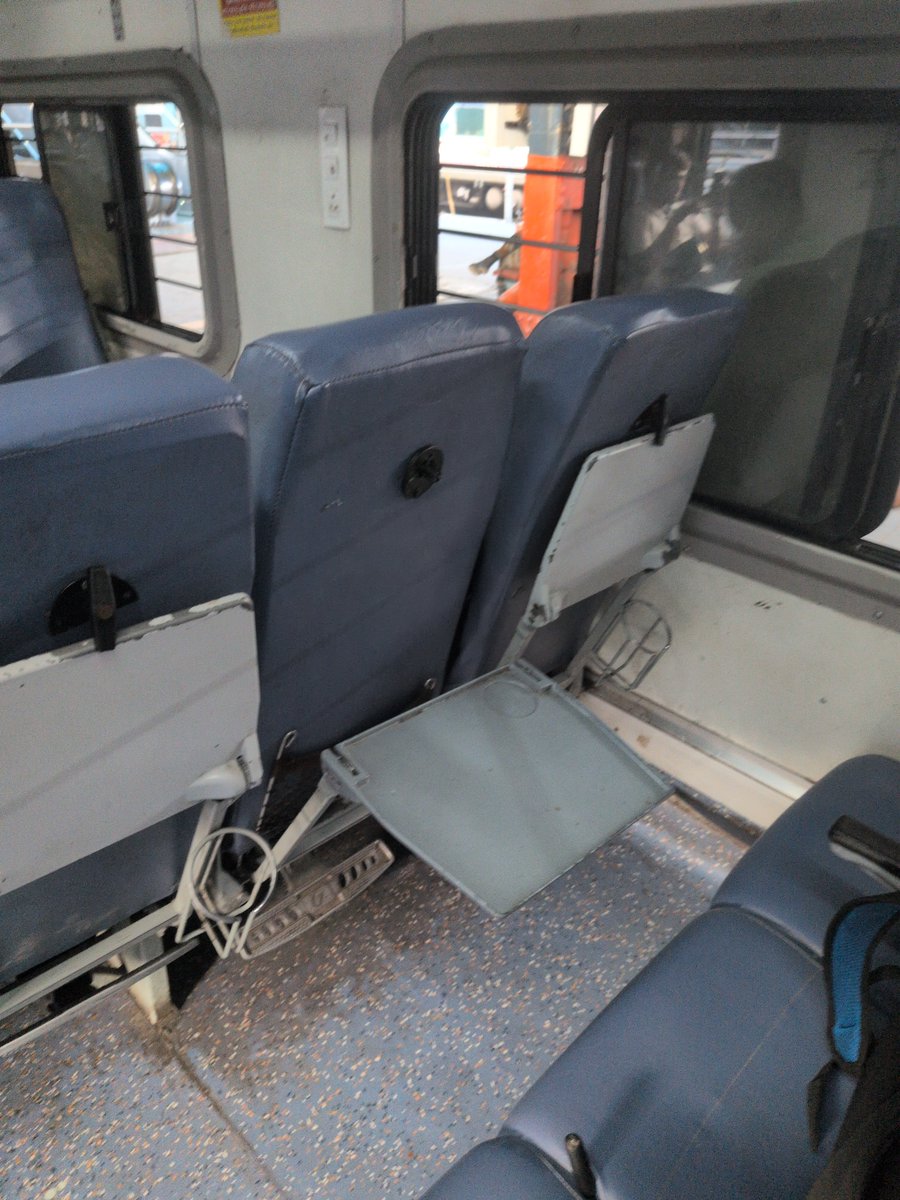 akashkagarwal's tweet photo. Taj express delhi to agra. Coach D5-44. Seat tray lock broken. Paid for uncomfortable journey with this broken tray popping into my face. https://t.co/UVpfs9375Z