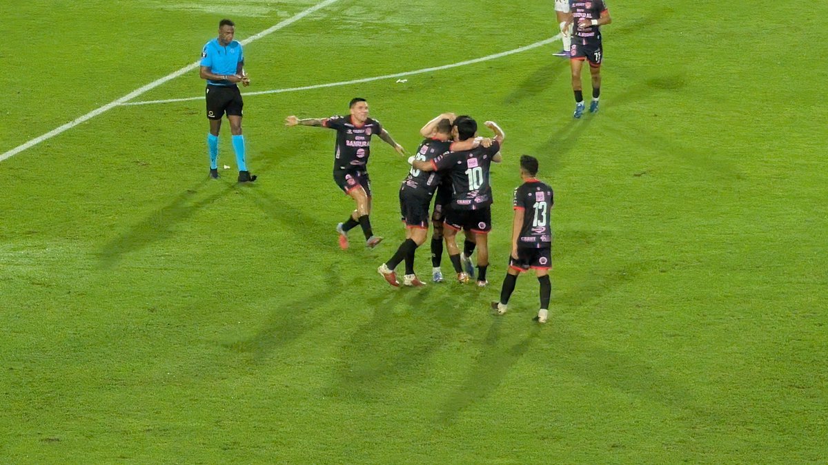 BitacoraPma's tweet photo. 52' #CopaCentroamericana #PLAvsXEL ¡GOOL del @Xelaju_Oficial!

Diego Casas recibe un pase en el área de Antonio López y define para colocar el empate de los Chivos.

PLA 2-2 XEL https://t.co/8o9WkKql8b