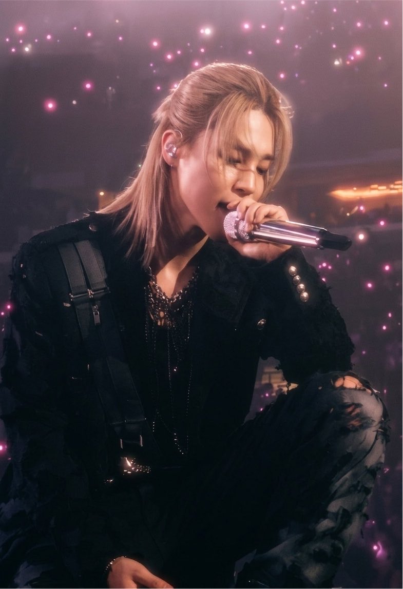 info_jimin's tweet photo. FOTO PERFEITA! Parece um pôster de algum filme chamado "Like Crazy" sobre o maior popstar do século. https://t.co/PxRES1JyXi