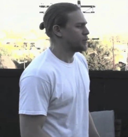 DailyHunnamUK's tweet photo. Charlie with a manbun is so hot 🥵 https://t.co/U5j3iBagyd