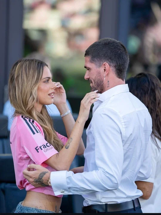 giro360lp's tweet photo. 🚨 TINI STOESSEL Y RODRIGO DE PAUL SE CASAN 💍❤️

Tini confirmó la noticia en Instagram y mostró su anillo. Después de meses de rumores, finalmente llegó el anuncio.

¿SE VIENE LA BODA DEL AÑO? 👀 https://t.co/VlFdJOdqun