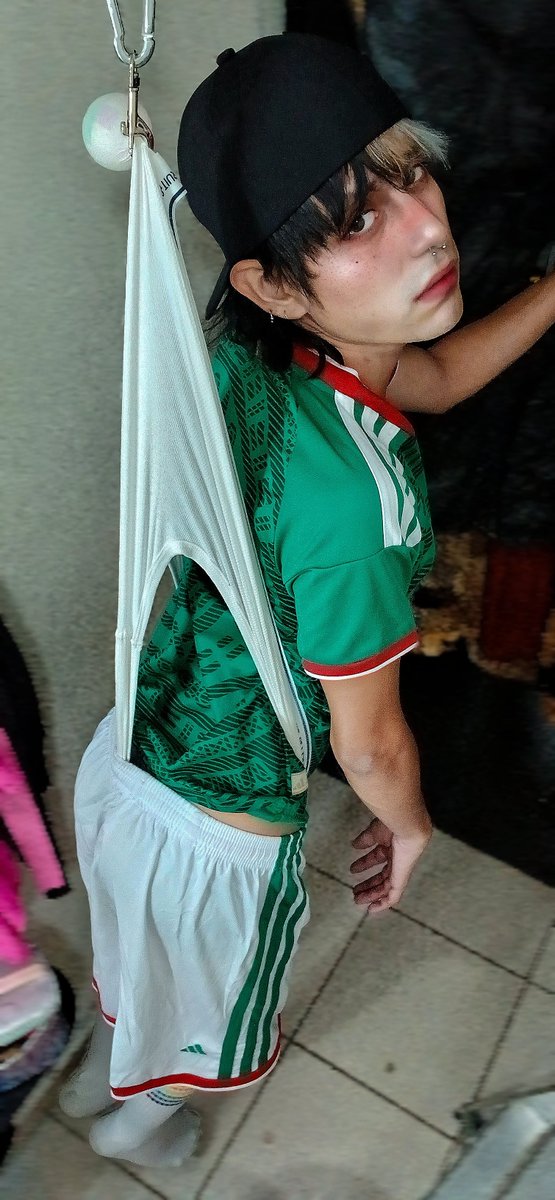 Josstraps's tweet photo. Just hanging around 😭🤭 https://t.co/IWxKxiqPeh