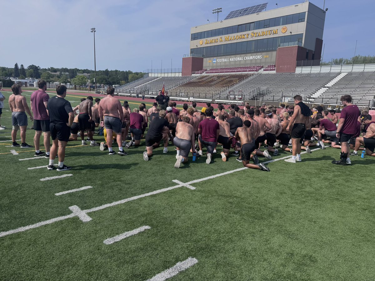 UMD_Football's tweet photo. Yesterday’s work. Bigger purpose. 🇺🇸

Thank you to the U.S. Marines for coming out to practice and putting the Dogs through a workout!

#GoDogs | #EarnIt https://t.co/ecCCWmVYAs
