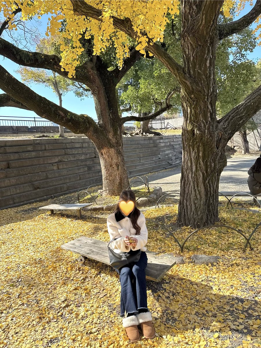 bbblinabb_'s tweet photo. แปะอีกลุคที่ชอบค่า ใส่ไปถ่ายกับใบแปะก๊วยสีเหลืองที่ปราสาทโอซาก้า💛🏯 แจ็คเก็ตสีขาว ตัดด้วยคอปกสีดำ ทำให้ไม่ดูเรียบเกินไป เค้าใส่คอเต่าข้างใน 1 ตัว แล้วแจ็คเก็ตทับ 10-15 องศา สบายๆเลยค่า แล้วพอเป็นสีขาวคือใส่ถ่ายรูปได้หลายที่เลย ถ่ายที่คาเฟ่ก็ยังเข้า🥰🫶🏻 https://t.co/qdEBSY0jEr