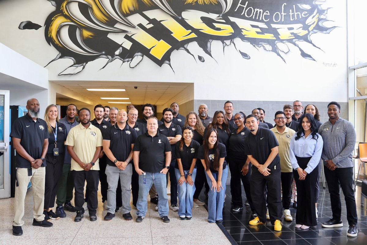 IrvingBoysHoops's tweet photo. Great first day back! Your IRVING HIGH coaches are locked in!! It will be a special season for all of our programs. #WeAreIrving #Together #Family #WeAreOne @IrvingHigh @ToddAllenTX @_BNick @IISDAthletics @IrvingISD https://t.co/qP2FLcifvP