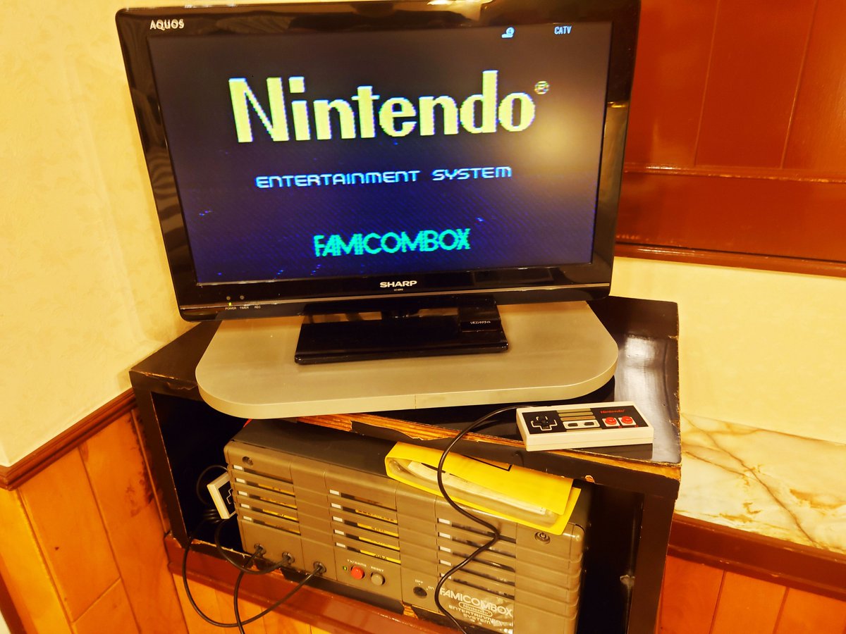 HOTEL_Fantasy_'s tweet photo. ファミコンボックスのご紹介
各室に設置してありますファミコンボックスです。
昭和生まれの方には懐かしいタイトルが入ってます。
なお、光線銃は液晶テレビ非対応の為、ご利用頂けません。
現役で稼働している施設は結構レアではないかと思います。

#レトロゲーム
#ファミコンボックス https://t.co/FGPLgdoy13