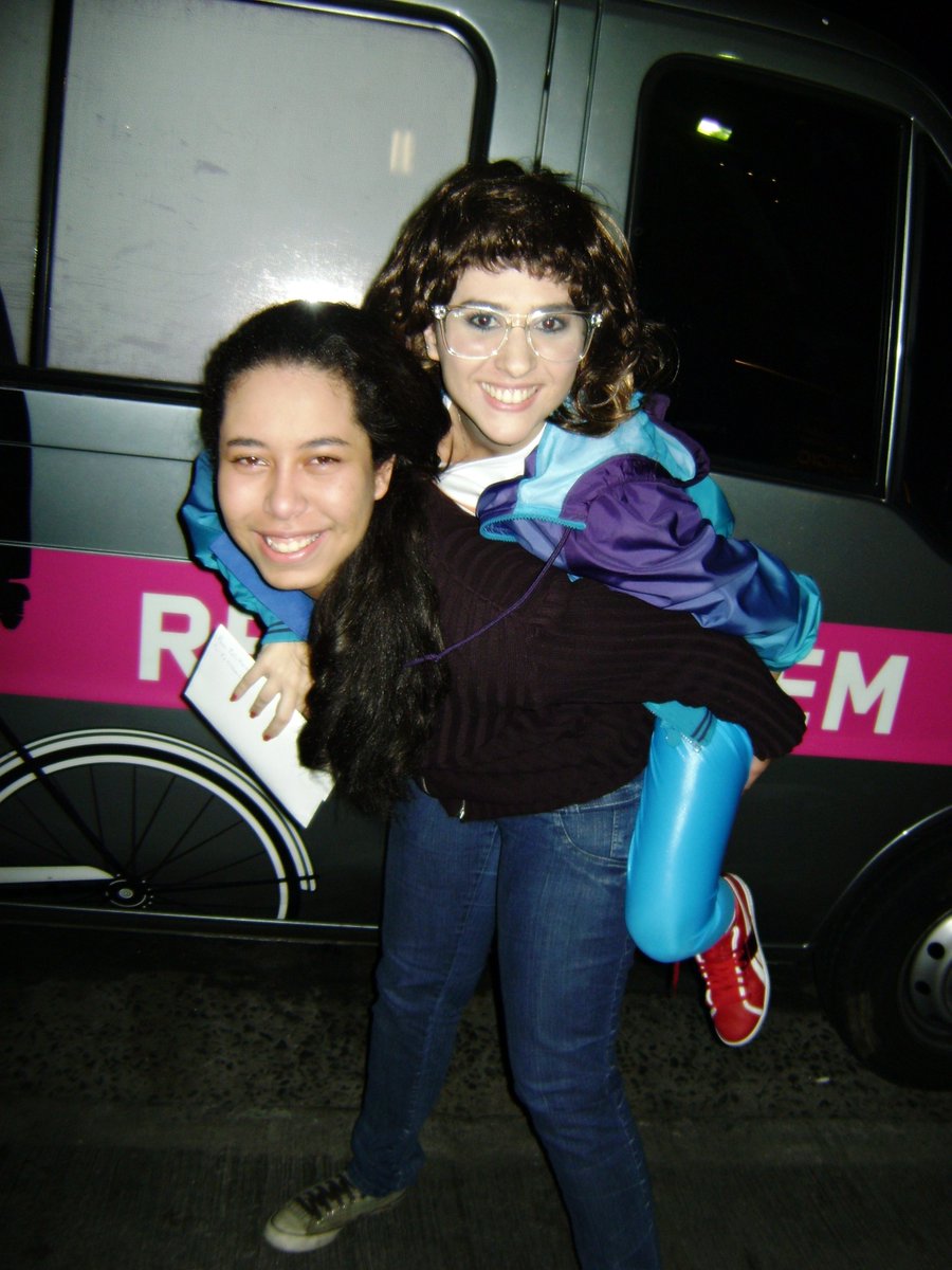 thelboux's tweet photo. Fui lá no fundo do meu baú e achei essas fotos da época da MTV, @Tatawerneck. E isso foi pra te desejar tudo de mais lindo e incrível que a vida tem para te oferecer. Que seja mais um ano de boas energias e realizações 🧡✨ Só não me mata por essas fotos, pq eu me mataria 😮‍💨 https://t.co/i2mBYQEsQ9