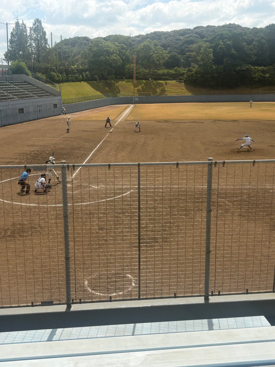 SAIGAMAN_'s tweet photo. 東大の初陣は、対名古屋大学。
4回裏時点で9対2と圧勝ムードです。
かなり気温も高くなっているので、このまま7点差をキープして7回コールドとしたいところ。
この日のために作ったサングラスが大活躍中の桧原球場からお伝えしました。 https://t.co/ow4xcAhLSX