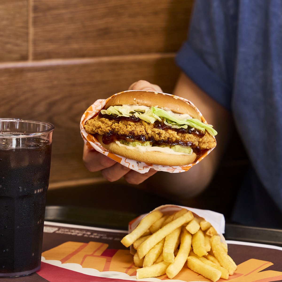 BurgerKing_KOR's tweet photo. 👅 킹대리 시식 후기 👅

NEW! 데리야킹 크리스퍼™🍗

100% 통가슴살 치킨 패티에 크리스피함을 더하고
달콤 짭조름한 데리야킹 소스까지 싹-

바삭하게 시작해서 달콤 짭조름하게 끝나는 맛
이 조합… 취향 제대로 저격당함🤎

팔로우 + RT = #버거킹상품권 1만 원권 (20명) https://t.co/k8ijHmvV8E