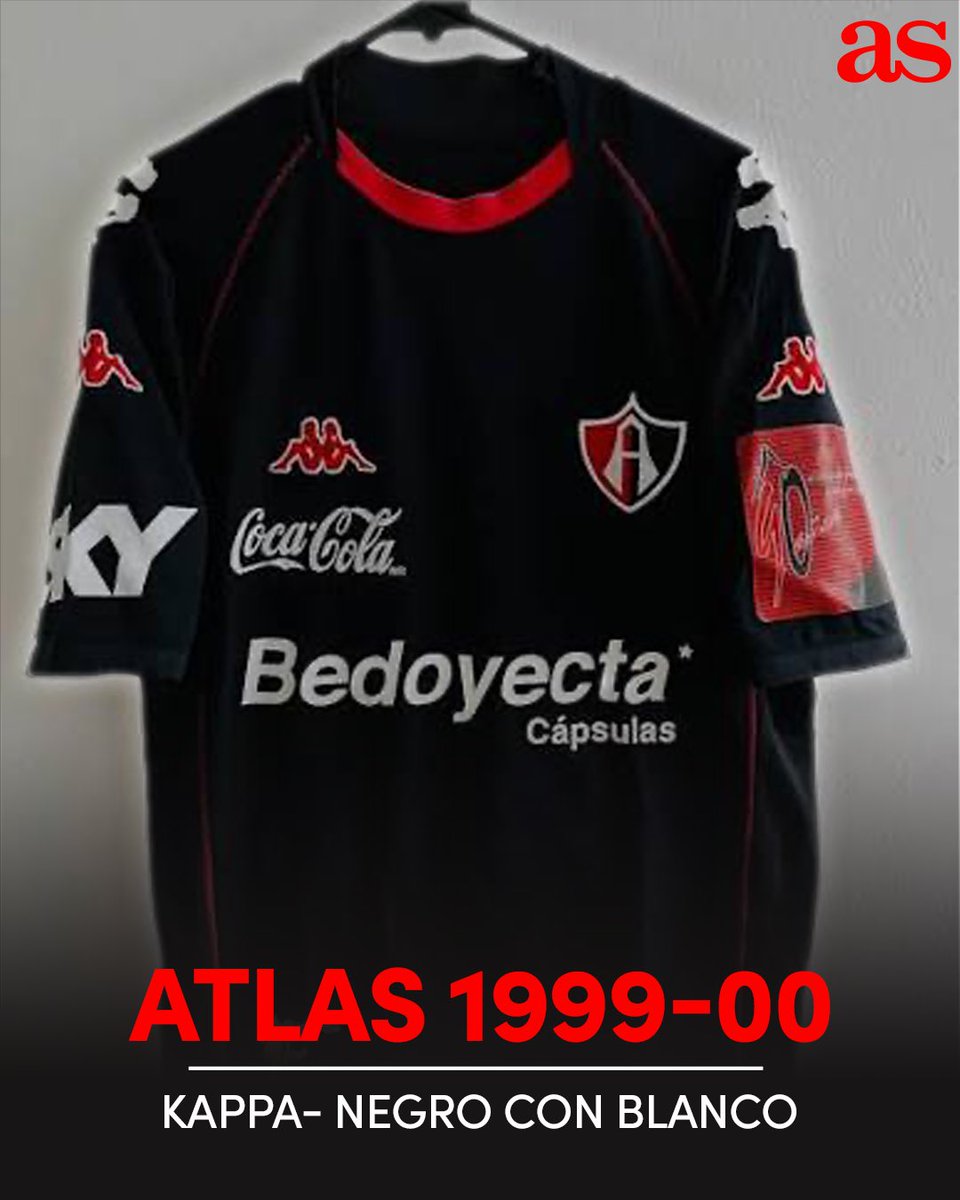 ASMexico's tweet photo. 𝗡𝗢, 𝗘𝗟 𝗔𝗠É𝗥𝗜𝗖𝗔 𝗡𝗢 𝗙𝗨𝗘 𝗘𝗟 𝗣𝗥𝗜𝗠𝗘𝗥𝗢 🖤⚽

El jersey negro del América 2026-27 está dando de qué hablar, pero este color ya había dejado camisetas inolvidables en la Liga MX… incluso en el propio Club América.

Antes de esta nueva equipación de adidas, las Águilas ya habían apostado por el negro en 2021-22 con Nike, acompañado por detalles en tonos verde/turquesa.
Y la lista va mucho más allá de Coapa.

Chivas tuvo en 2012-13 una tercera camiseta negra con detalles blancos y grises; Tigres sorprendió en 2016-17 con una combinación negra y dorada; Rayados también vistió de negro aquella temporada y Pumas hizo lo propio en 2022-23 con detalles dorados. 🔥
Ahora, América recupera el negro en 2026-27 con un diseño inspirado en aquella clásica “V” que marcó parte de su historia.

𝗘𝗟 𝗡𝗘𝗚𝗥𝗢 𝗡𝗢 𝗘𝗦 𝗡𝗨𝗘𝗩𝗢… 𝗣𝗘𝗥𝗢 𝗦𝗜𝗘𝗠𝗣𝗥𝗘 𝗛𝗔𝗖𝗘 𝗥𝗨𝗜𝗗𝗢.