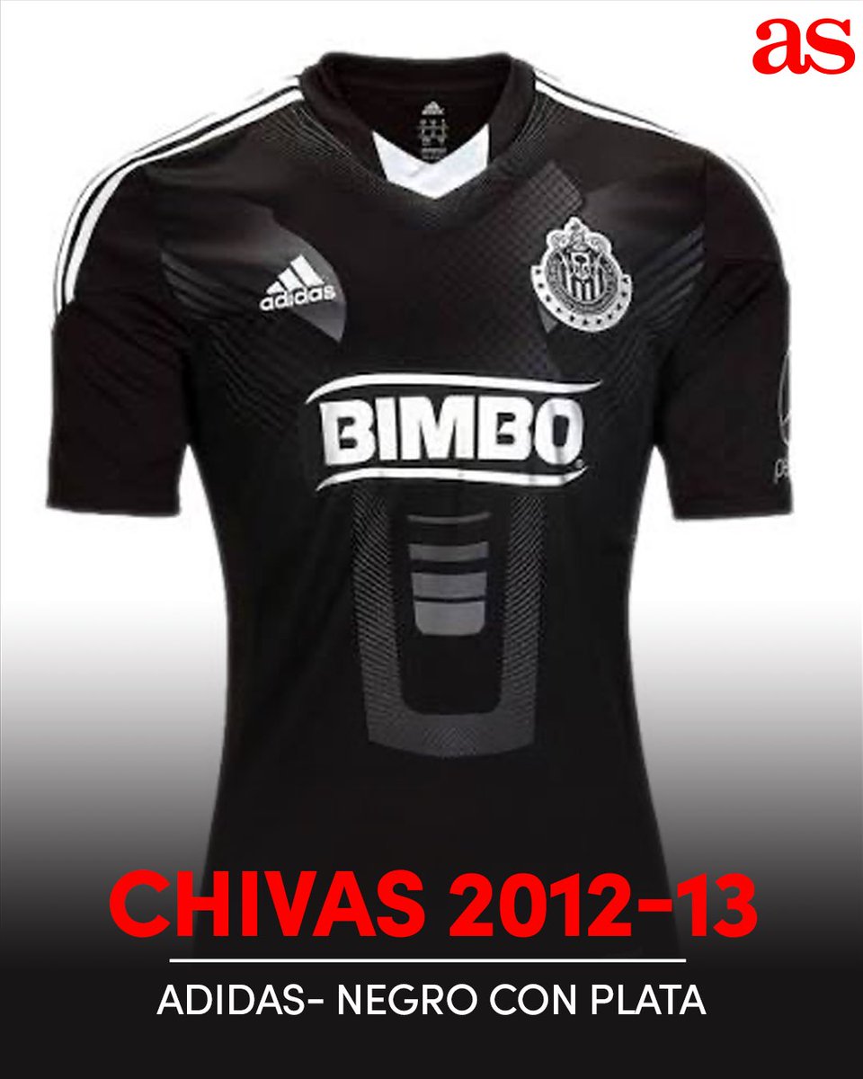 ASMexico's tweet photo. 𝗡𝗢, 𝗘𝗟 𝗔𝗠É𝗥𝗜𝗖𝗔 𝗡𝗢 𝗙𝗨𝗘 𝗘𝗟 𝗣𝗥𝗜𝗠𝗘𝗥𝗢 🖤⚽

El jersey negro del América 2026-27 está dando de qué hablar, pero este color ya había dejado camisetas inolvidables en la Liga MX… incluso en el propio Club América.

Antes de esta nueva equipación de adidas, las Águilas ya habían apostado por el negro en 2021-22 con Nike, acompañado por detalles en tonos verde/turquesa.
Y la lista va mucho más allá de Coapa.

Chivas tuvo en 2012-13 una tercera camiseta negra con detalles blancos y grises; Tigres sorprendió en 2016-17 con una combinación negra y dorada; Rayados también vistió de negro aquella temporada y Pumas hizo lo propio en 2022-23 con detalles dorados. 🔥
Ahora, América recupera el negro en 2026-27 con un diseño inspirado en aquella clásica “V” que marcó parte de su historia.

𝗘𝗟 𝗡𝗘𝗚𝗥𝗢 𝗡𝗢 𝗘𝗦 𝗡𝗨𝗘𝗩𝗢… 𝗣𝗘𝗥𝗢 𝗦𝗜𝗘𝗠𝗣𝗥𝗘 𝗛𝗔𝗖𝗘 𝗥𝗨𝗜𝗗𝗢.