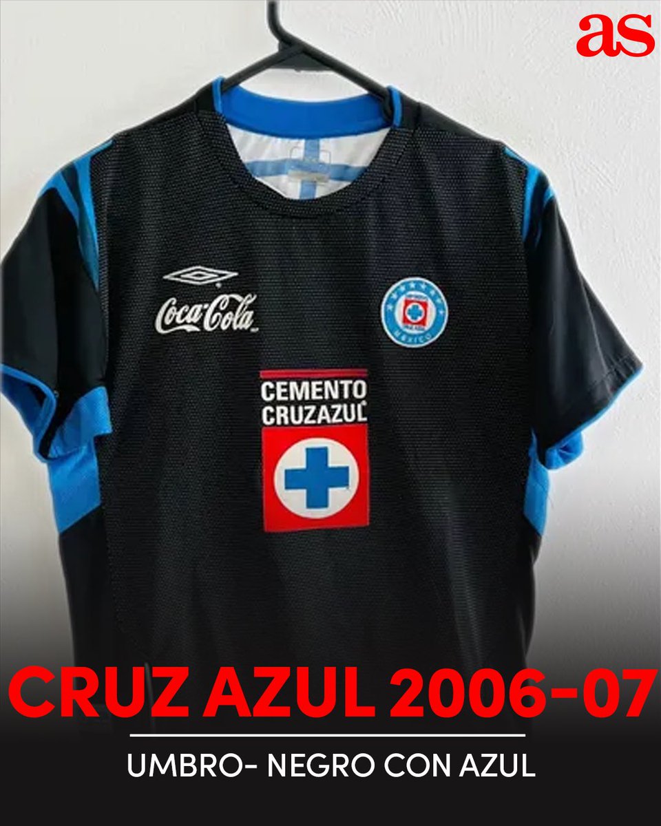 ASMexico's tweet photo. 𝗡𝗢, 𝗘𝗟 𝗔𝗠É𝗥𝗜𝗖𝗔 𝗡𝗢 𝗙𝗨𝗘 𝗘𝗟 𝗣𝗥𝗜𝗠𝗘𝗥𝗢 🖤⚽

El jersey negro del América 2026-27 está dando de qué hablar, pero este color ya había dejado camisetas inolvidables en la Liga MX… incluso en el propio Club América.

Antes de esta nueva equipación de adidas, las Águilas ya habían apostado por el negro en 2021-22 con Nike, acompañado por detalles en tonos verde/turquesa.
Y la lista va mucho más allá de Coapa.

Chivas tuvo en 2012-13 una tercera camiseta negra con detalles blancos y grises; Tigres sorprendió en 2016-17 con una combinación negra y dorada; Rayados también vistió de negro aquella temporada y Pumas hizo lo propio en 2022-23 con detalles dorados. 🔥
Ahora, América recupera el negro en 2026-27 con un diseño inspirado en aquella clásica “V” que marcó parte de su historia.

𝗘𝗟 𝗡𝗘𝗚𝗥𝗢 𝗡𝗢 𝗘𝗦 𝗡𝗨𝗘𝗩𝗢… 𝗣𝗘𝗥𝗢 𝗦𝗜𝗘𝗠𝗣𝗥𝗘 𝗛𝗔𝗖𝗘 𝗥𝗨𝗜𝗗𝗢.