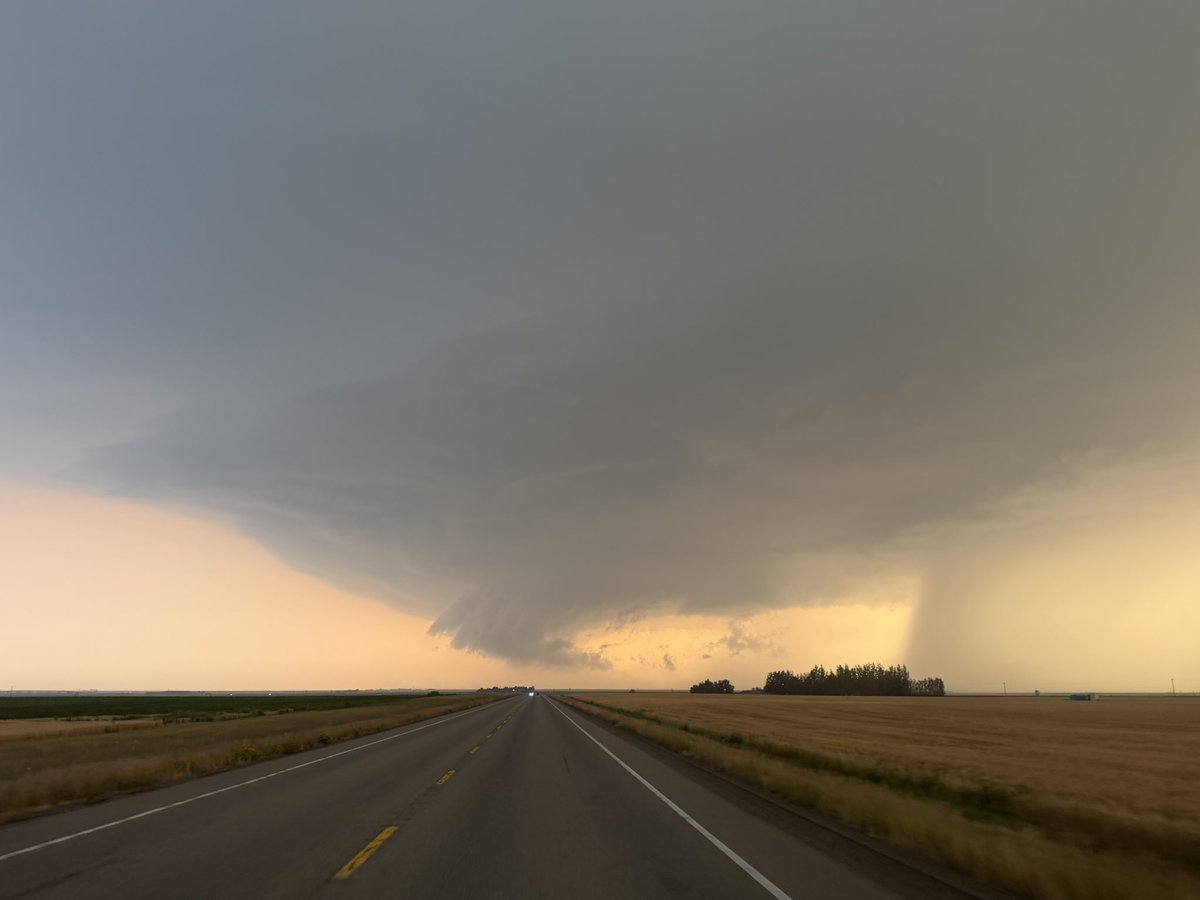 BraydonMoreSo's tweet photo. Storm tracking southeast near Taber, Alberta #abstorm https://t.co/3YWpupdX25