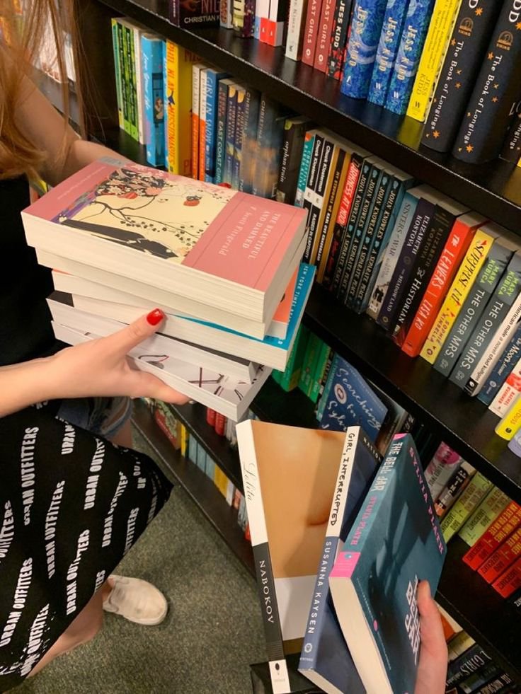 Aurielle007s's tweet photo. The only shopping I desire 📚 https://t.co/e4uScX6CE6
