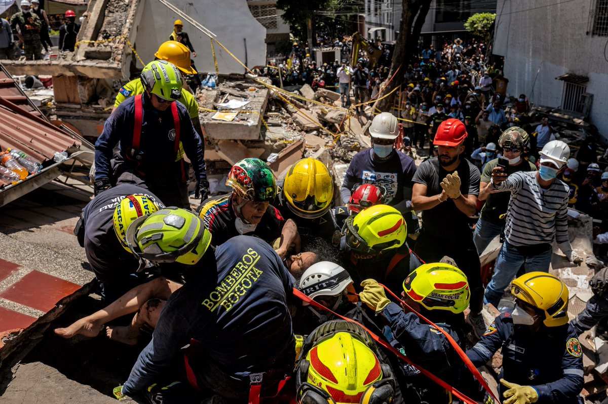 federicorios's tweet photo. Diana Marcela Troncoso, de 31 años, llevaba casi 30 horas atrapada bajo los escombros de un edificio colapsado en Cali cuando los bomberos llegaron hasta ella. 

Estaba sin fuerzas, el cuerpo vencido por el peso del concreto, el agotamiento y la oscuridad.

Abro hilo 🧵 https://t.co/SrTBzSk52K