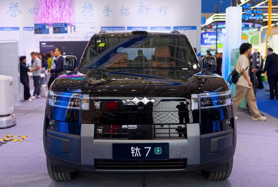 CE_ChinaEconomy's tweet photo. #China's penetration rate of #NEVs has reached a new high of 65.1% of total passenger car retail sales in July, an industry survey showed Tuesday. In July, the NEVs retail penetration rate among domestic brands reached 83.8%, while the rate stood at 30.9% for luxury vehicles. https://t.co/MSHbO5ryVb