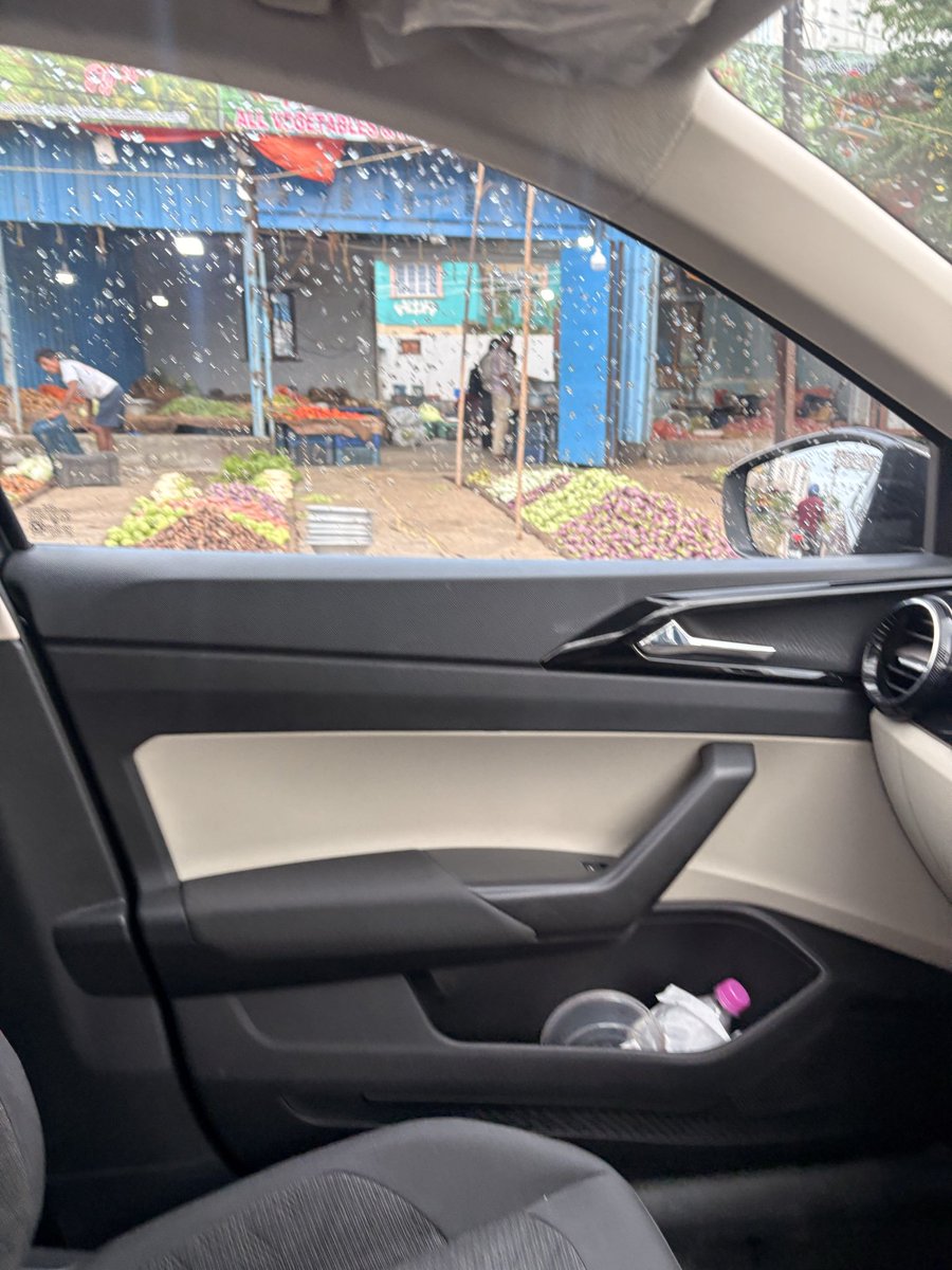 raonline2's tweet photo. Photos taken on various days. High traffic area and a police booth near by. How could police turn blind here. Any special privilege for the shop owner or authorities afraid??  @COPTBM @CMOTamilnadu @Tambaram_Corp @ecrsaravana0014 @pallikaranaii @reclaimchennai @DavidManohar7 https://t.co/7qQWTm4Qze