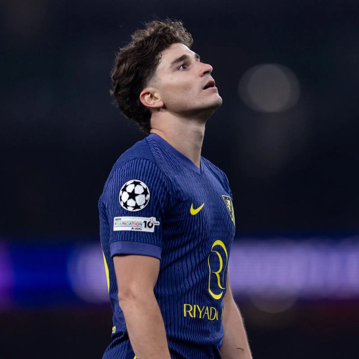 BarcaUniversal's tweet photo. 🚨 NEW: Julián Álvarez is expected to speak with Diego Simeone about a potential departure from Atlético Madrid. 

However, the club have no intention of letting him leave, with Simeone making clear that the striker remains part of his plans. 

Julian continued his individual training program on Tuesday as he prepares to return to the squad.

— @mundodeportivo