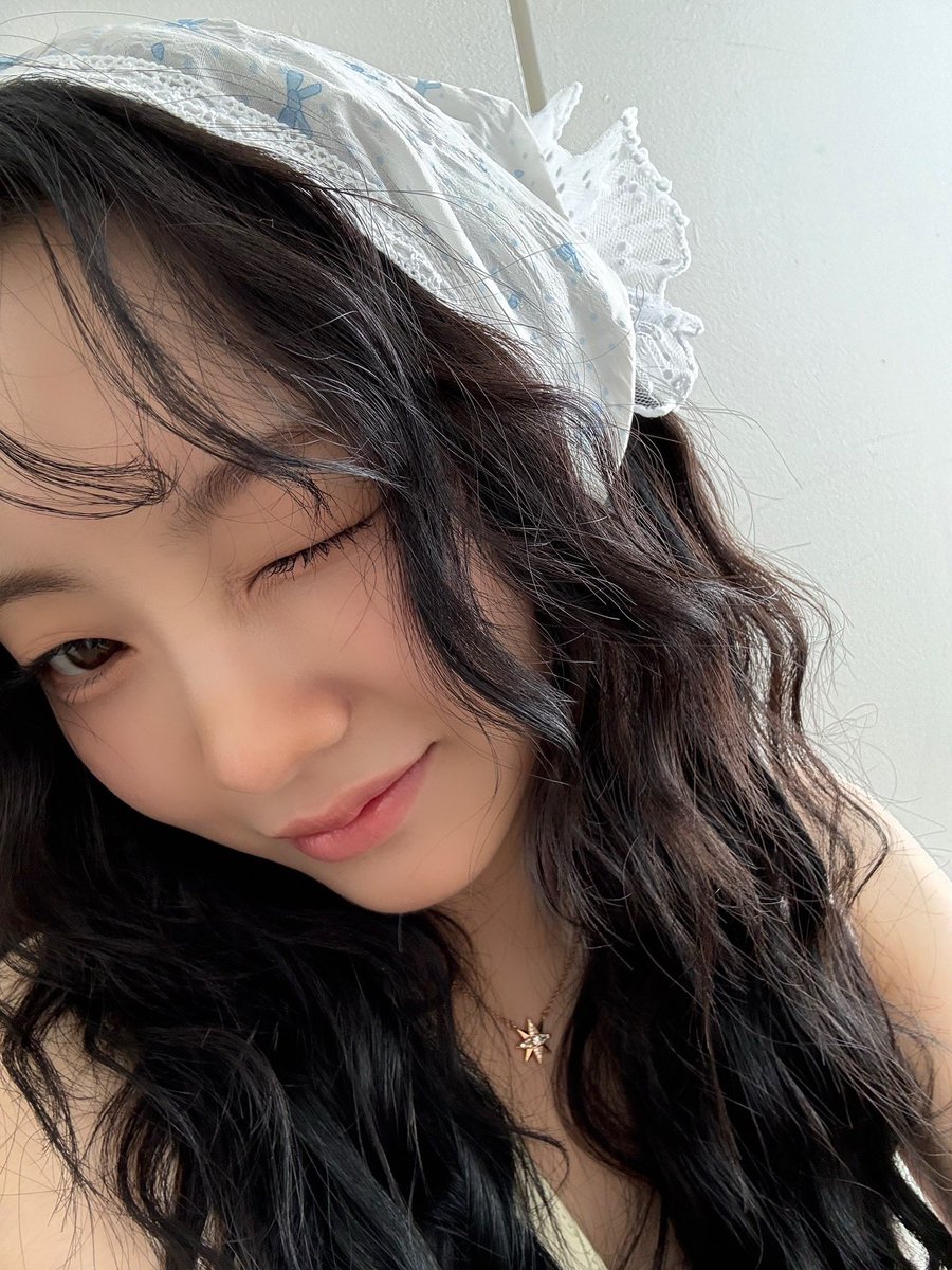 yihyiun's tweet photo. Her gaze is sending a flood of love, straight to you. % I took this photo while feeling extra sweet today, showing off my rosy cheeks and glossy lips. Are you captivated by this close-up look? https://t.co/odc6oyy0ta