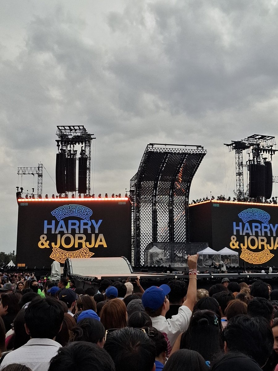 fridaposh's tweet photo. Ser Fangirl no es una etapa es un estilo de vida 😭🥰 
Muchas gracias!!! @aesquinca @alfa913fm mi hermana y yo fuimos muy felices ayer bajo la lluvia cantando Golden junto con Harry ❤️
Nadie tendrá que contarme lo que eso se siente 😭❤️😭❤️ https://t.co/GHLhTuF5xh
