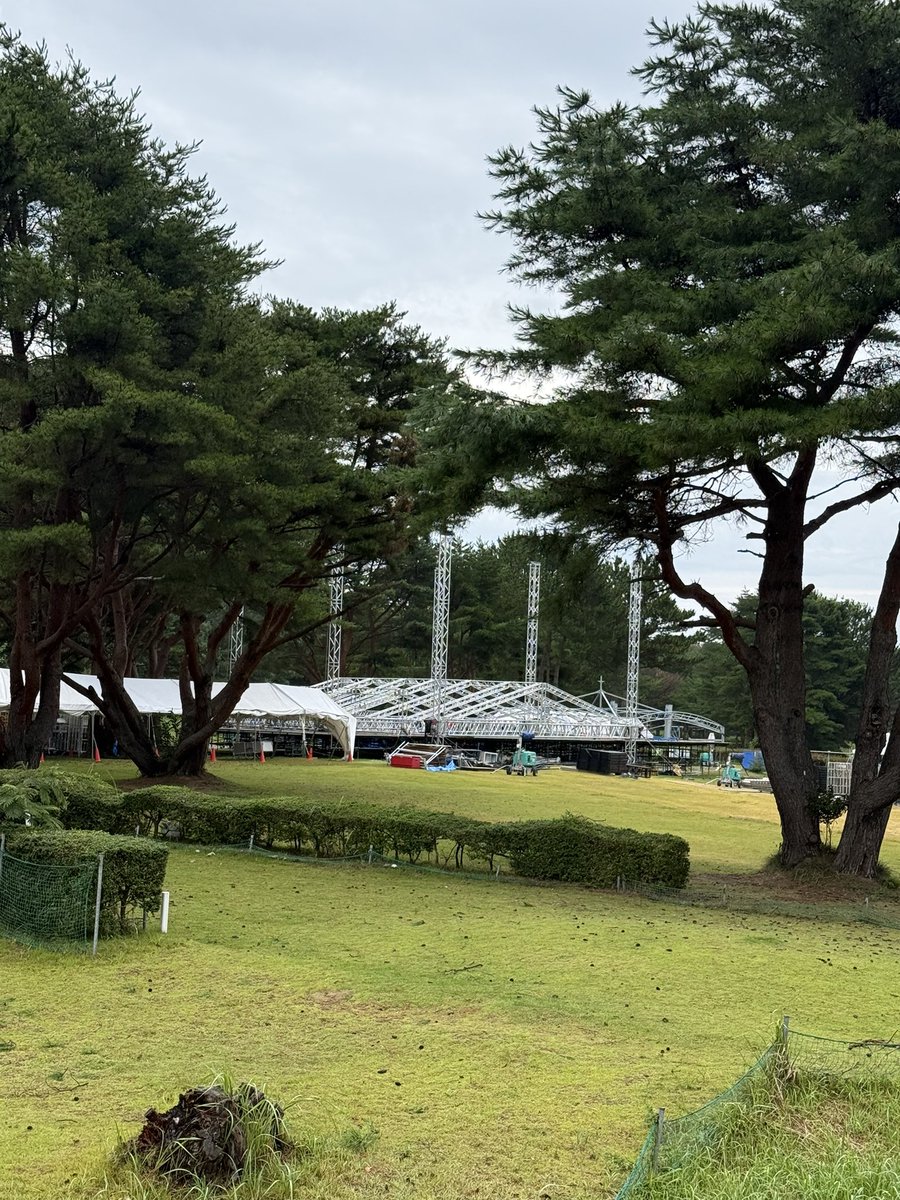 DJ_DRAGON_'s tweet photo. LuckyFes ’26 撤去作業

本日は朝から、ひたち海浜公園の園内を巡回し、倒木、漏電、ガス漏れなど、あらゆる観点から安全確認を行いました。

安全が確認できたエリアからスタッフが入り、撤去作業を再開しています。

台風通過後の会場は、テントなど一部に転倒や飛ばされた箇所はあるものの、各ステージには大きな被害はなく、現時点では最小限の被害で済んでいます。

そして何より、ここまでスタッフを含め怪我人が出ていないことに安堵しています。

最終日を中止するという判断は、本当に悔しく、今でも様々な思いがあります。
それでも、フレンズ、出演者、スタッフ、すべての皆さんの安全を最優先にした判断だったことを、今日の会場を歩きながら改めて感じています。

LuckyFesは、まだ終わっていません。
最後の撤去が完了し、この場所を元の美しい公園の姿に戻すところまでがフェスです。

この後も決して無理をせず、安全確認を徹底しながら、最後まで撤去作業を進めていきます。

雨の中、作業を続けてくれているLucky Crewの皆さん、本当にありがとうございます。
最後まで安全第一で。

#LuckyFes #ラッキーフェス