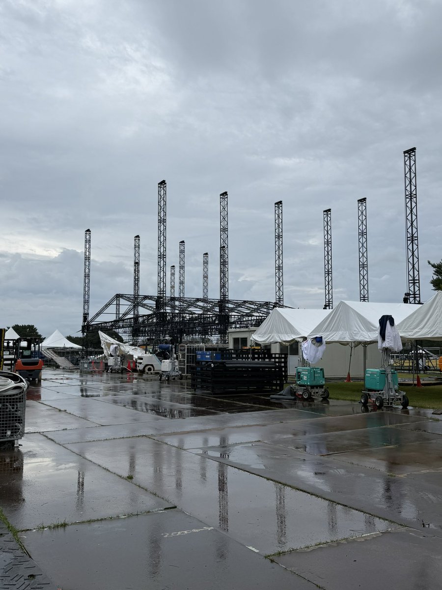 DJ_DRAGON_'s tweet photo. LuckyFes ’26 撤去作業

本日は朝から、ひたち海浜公園の園内を巡回し、倒木、漏電、ガス漏れなど、あらゆる観点から安全確認を行いました。

安全が確認できたエリアからスタッフが入り、撤去作業を再開しています。

台風通過後の会場は、テントなど一部に転倒や飛ばされた箇所はあるものの、各ステージには大きな被害はなく、現時点では最小限の被害で済んでいます。

そして何より、ここまでスタッフを含め怪我人が出ていないことに安堵しています。

最終日を中止するという判断は、本当に悔しく、今でも様々な思いがあります。
それでも、フレンズ、出演者、スタッフ、すべての皆さんの安全を最優先にした判断だったことを、今日の会場を歩きながら改めて感じています。

LuckyFesは、まだ終わっていません。
最後の撤去が完了し、この場所を元の美しい公園の姿に戻すところまでがフェスです。

この後も決して無理をせず、安全確認を徹底しながら、最後まで撤去作業を進めていきます。

雨の中、作業を続けてくれているLucky Crewの皆さん、本当にありがとうございます。
最後まで安全第一で。

#LuckyFes #ラッキーフェス