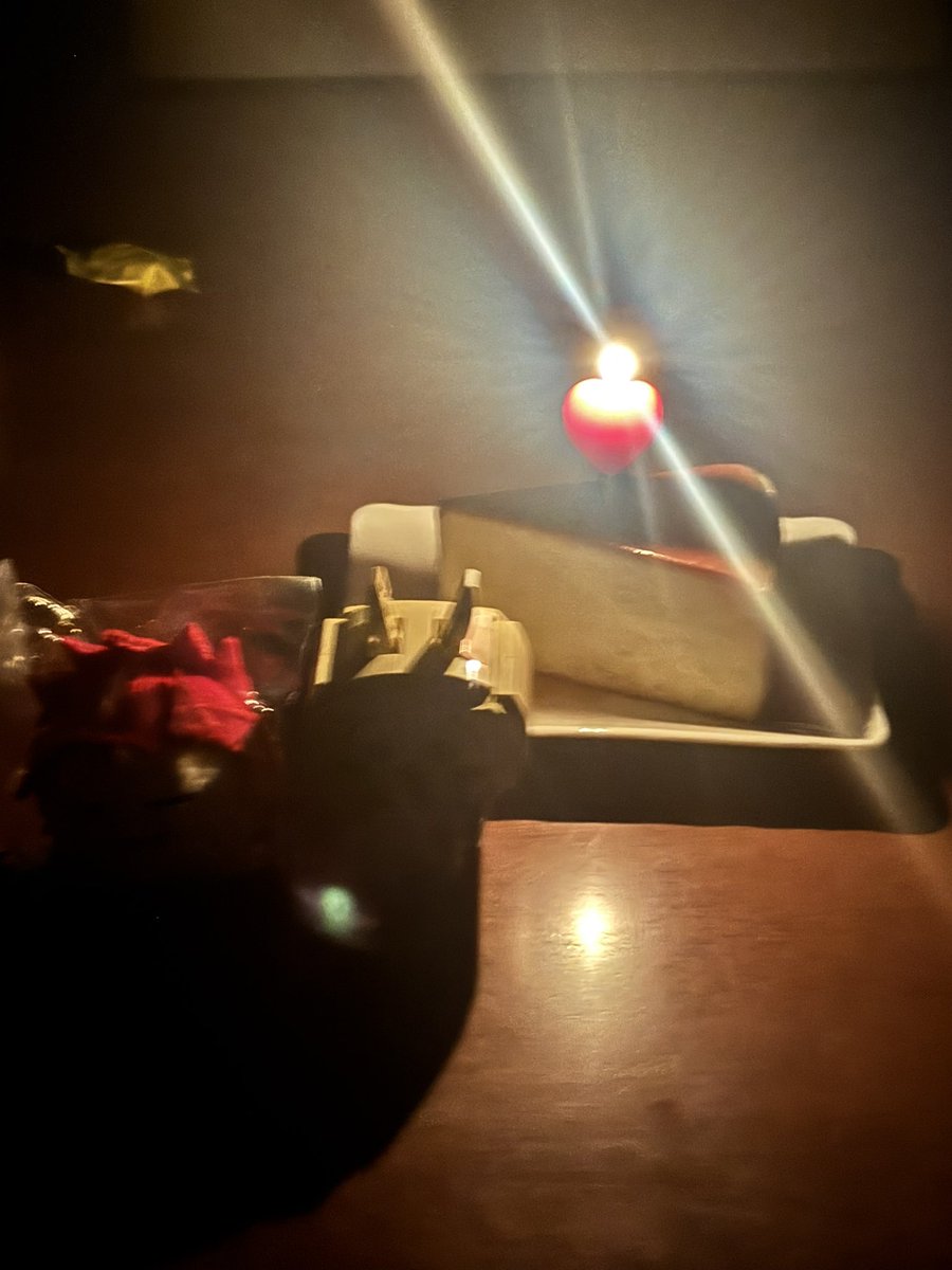 ecchirou's tweet photo. 昨日ケーキの写真撮ったらなんか
爆発寸前みたいに撮れた https://t.co/gs8Mfo7fhL