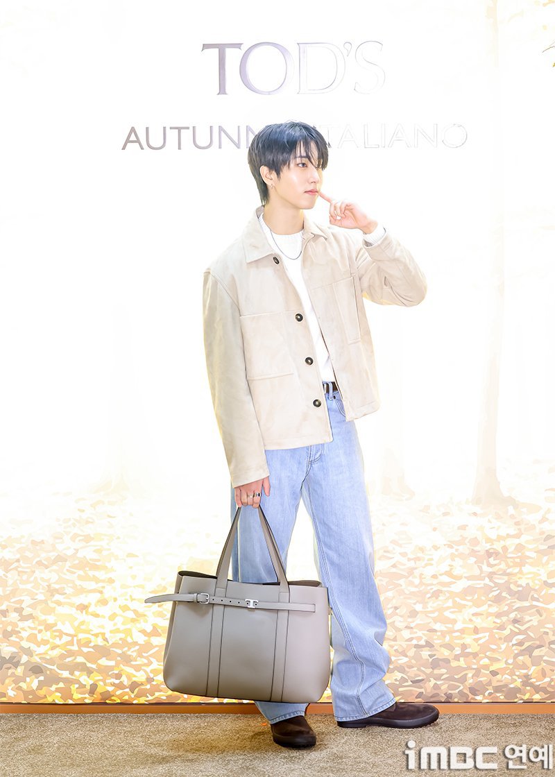skzlatamproject's tweet photo. Fotos compartidas por la prensa de HAN la Tod’s pop-up en Seúl ✨✨

HAN AT AUTUNNO ITALIANO 
#HANxTODs https://t.co/3ZvSTpfFW3
