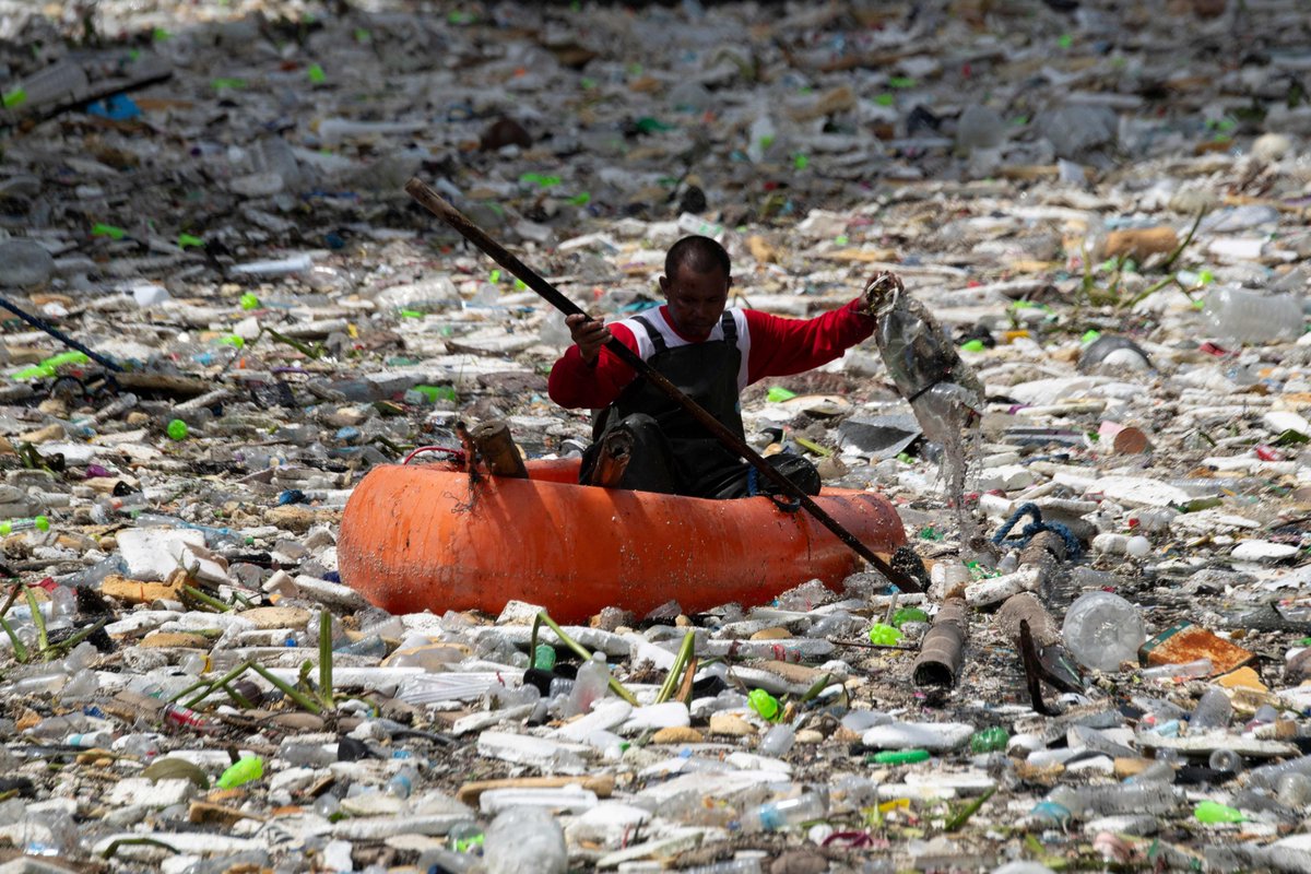 lajornadaonline's tweet photo. Las intensas lluvias del monzón arrastraron una gran cantidad de basura y escombros al canal de agua Redemptorist, en Parañaque, Metro Manila, Filipinas.

Un trabajador utilizó flotadores improvisados para realizar las labores de limpieza.

📷 Fotos: Ap https://t.co/1GxKuVxIO1