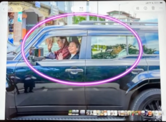 buP5I3R65mPm1MV's tweet photo. 国王の運転で、彬子女王は助手席に、エプ伊藤氏はその後ろに。超仲良し。
【緊急スクープ】彬子女王ブータン訪問、「エプ伊藤」を特定　なぜ一緒に？浮上する中国との接点 https://t.co/6NJHCxnAIE @YouTubeより https://t.co/aqyQDrZZOd