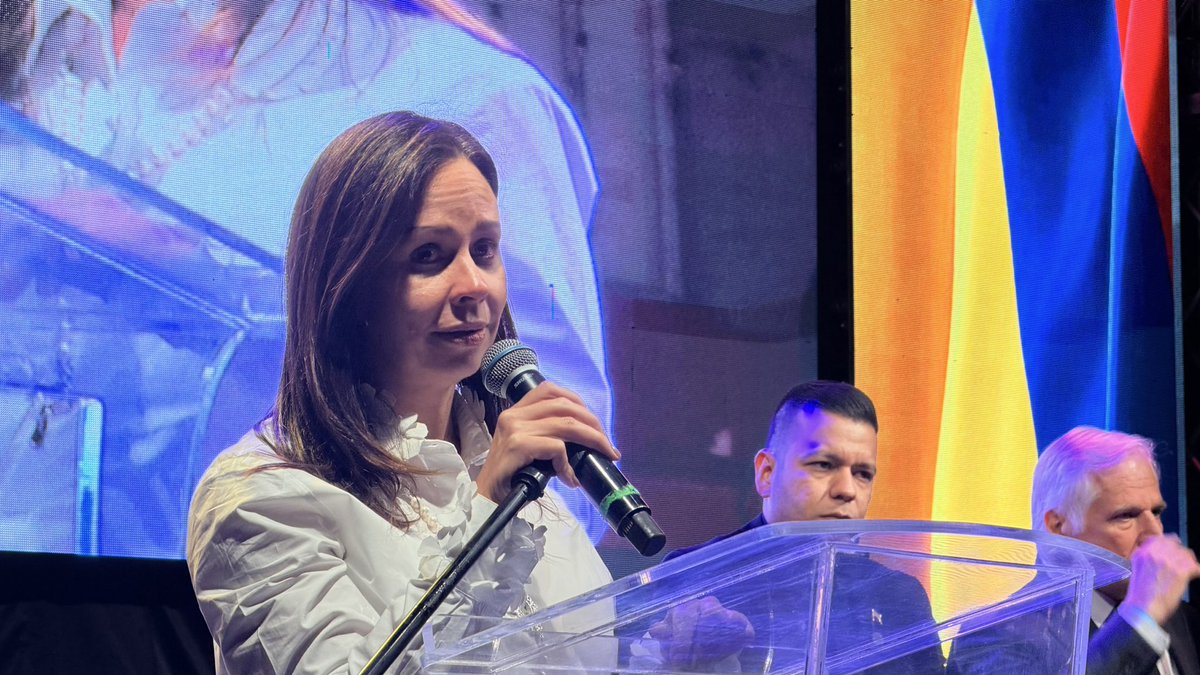 honohenriquez's tweet photo. “En la política como en la vida, los principios y valores no se negocian”, Miguel Uribe Turbay. 

Rendimos homenaje a Miguel con la develación de su monumento en el antiguo parque El Golfito, que ahora lleva su nombre.

Un acto para honrar su memoria y su legado. 🇨🇴 gran labor @JotaPeHernandez