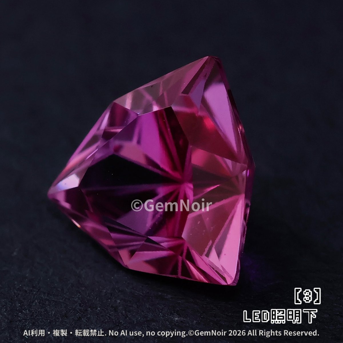 gemnoir2020's tweet photo. 色々試すとあっという間に写真が増える…
闇の魔石には闇背景がやはり合いますね🌙 https://t.co/fJWVW4OwSg
