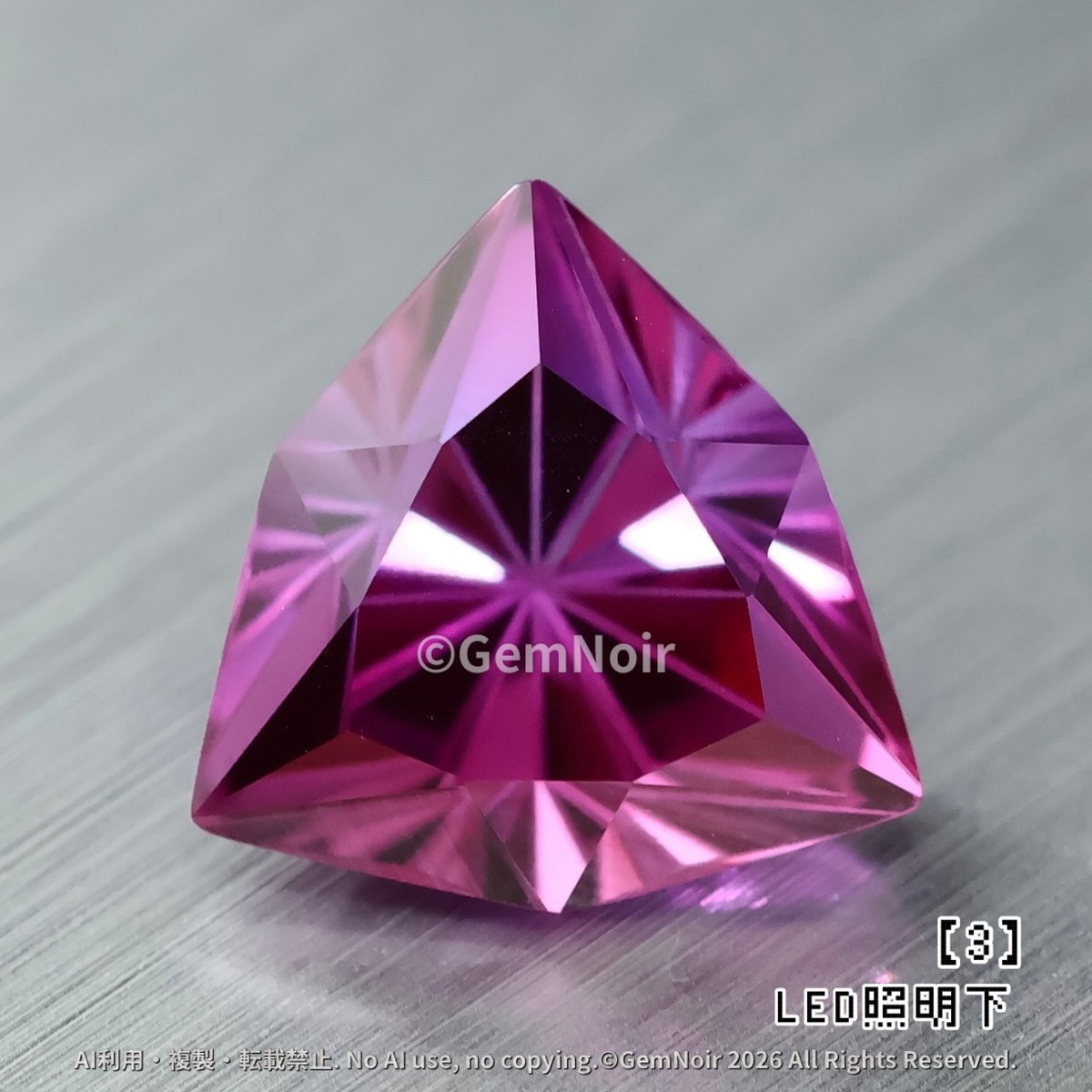 gemnoir2020's tweet photo. 色々試すとあっという間に写真が増える…
闇の魔石には闇背景がやはり合いますね🌙 https://t.co/fJWVW4OwSg